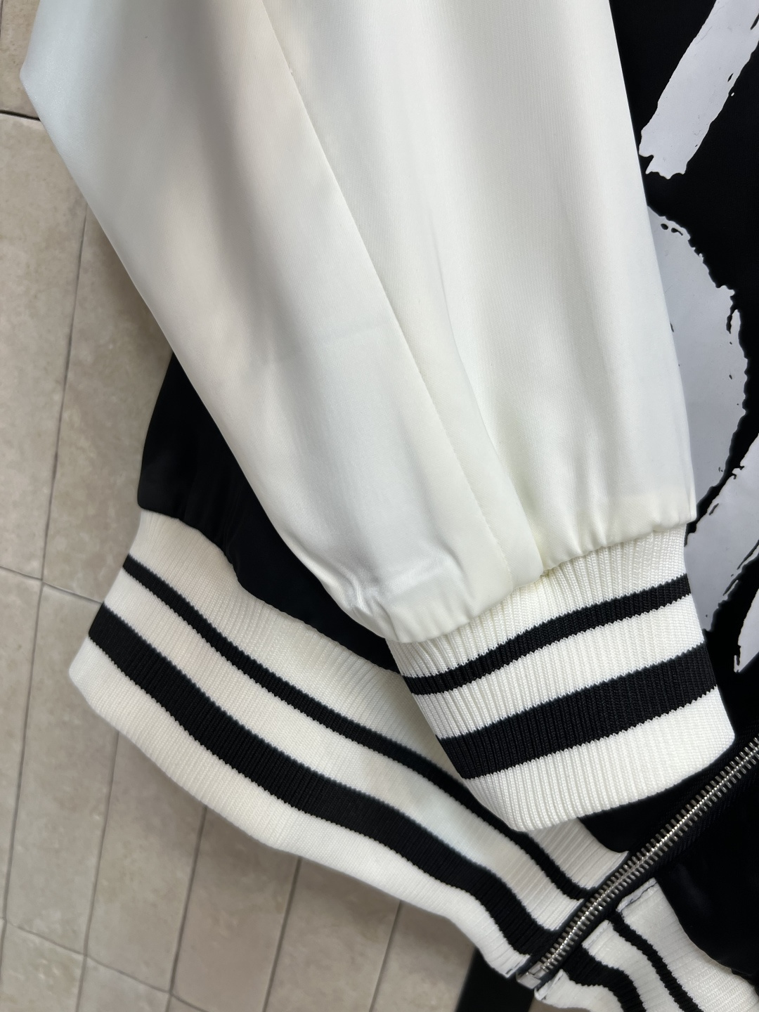 D家 25早秋新款 logo图案拼色棒球夹克外套 领口和袖口还有衣摆做的螺纹针织条纹撞色设计 一秒的吸睛