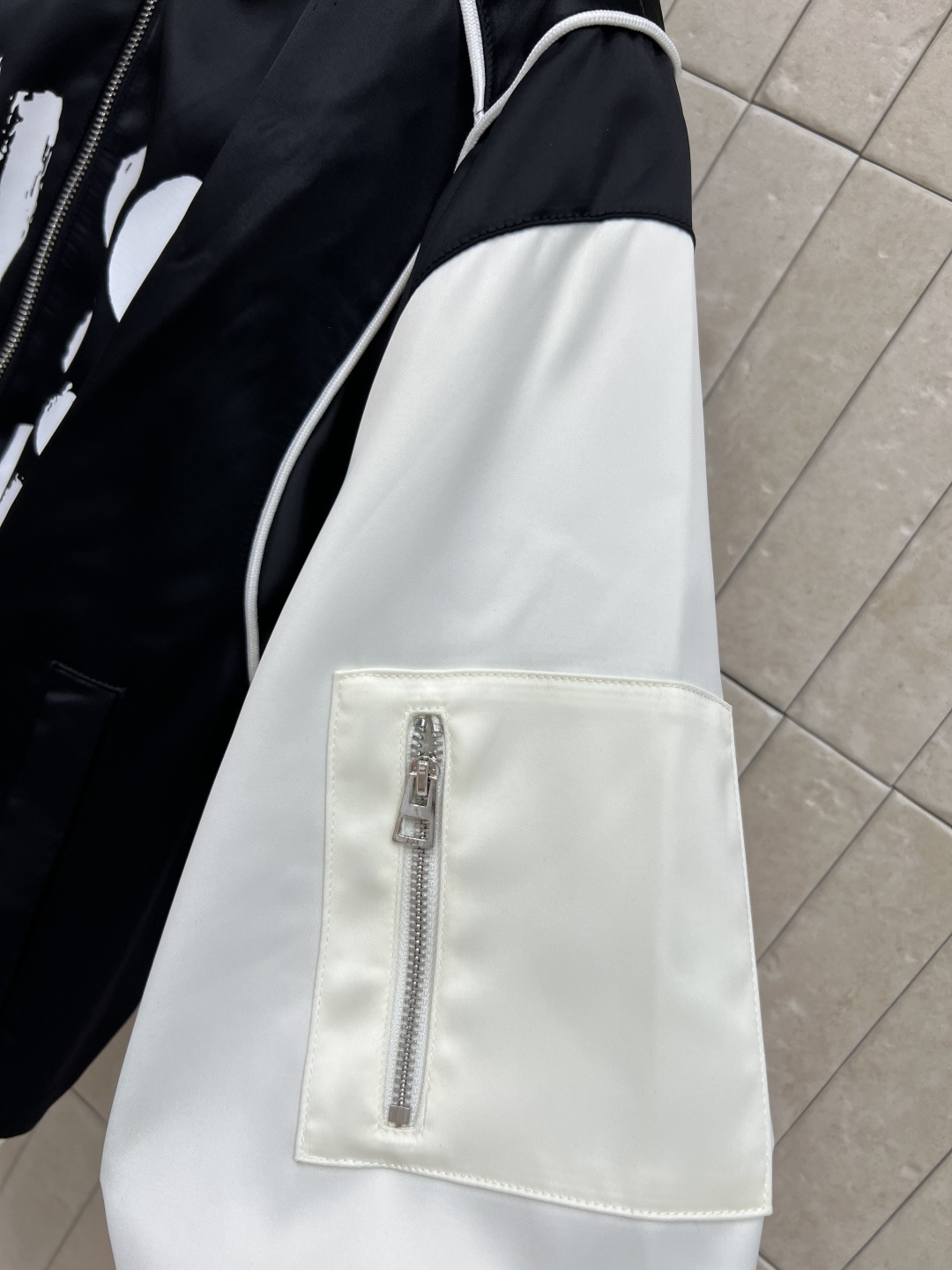 D家 25早秋新款 logo图案拼色棒球夹克外套 领口和袖口还有衣摆做的螺纹针织条纹撞色设计 一秒的吸睛