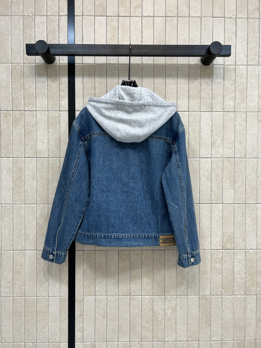 D家 25早秋新款 卫衣连帽假两件牛仔外套 休闲又帅气时尚 可拆卸卫衣面料帽子 打造两件套的层次感 衣身