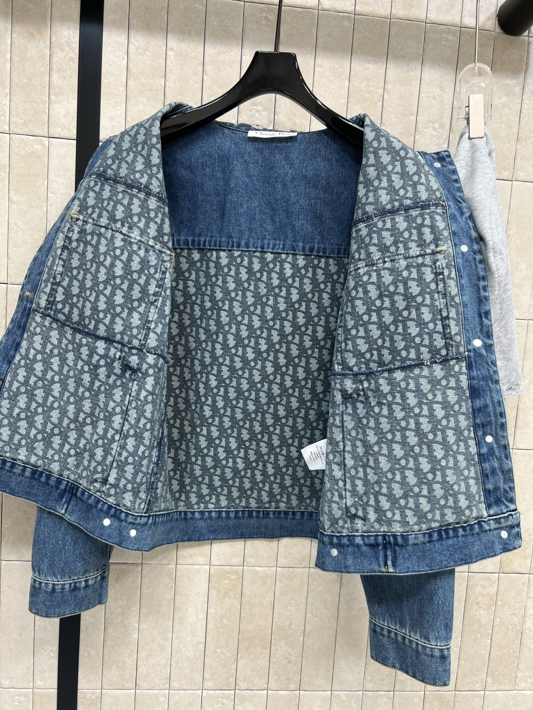 D家 25早秋新款 卫衣连帽假两件牛仔外套 休闲又帅气时尚 可拆卸卫衣面料帽子 打造两件套的层次感 衣身