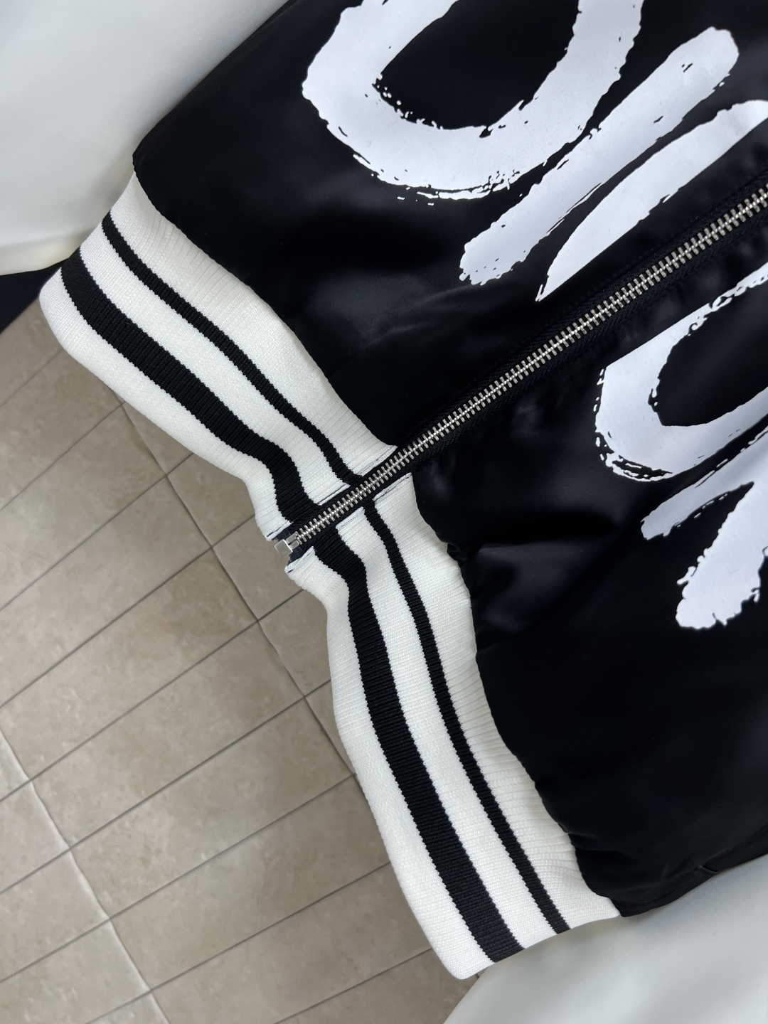 D家 25早秋新款 logo图案拼色棒球夹克外套 领口和袖口还有衣摆做的螺纹针织条纹撞色设计 一秒的吸睛