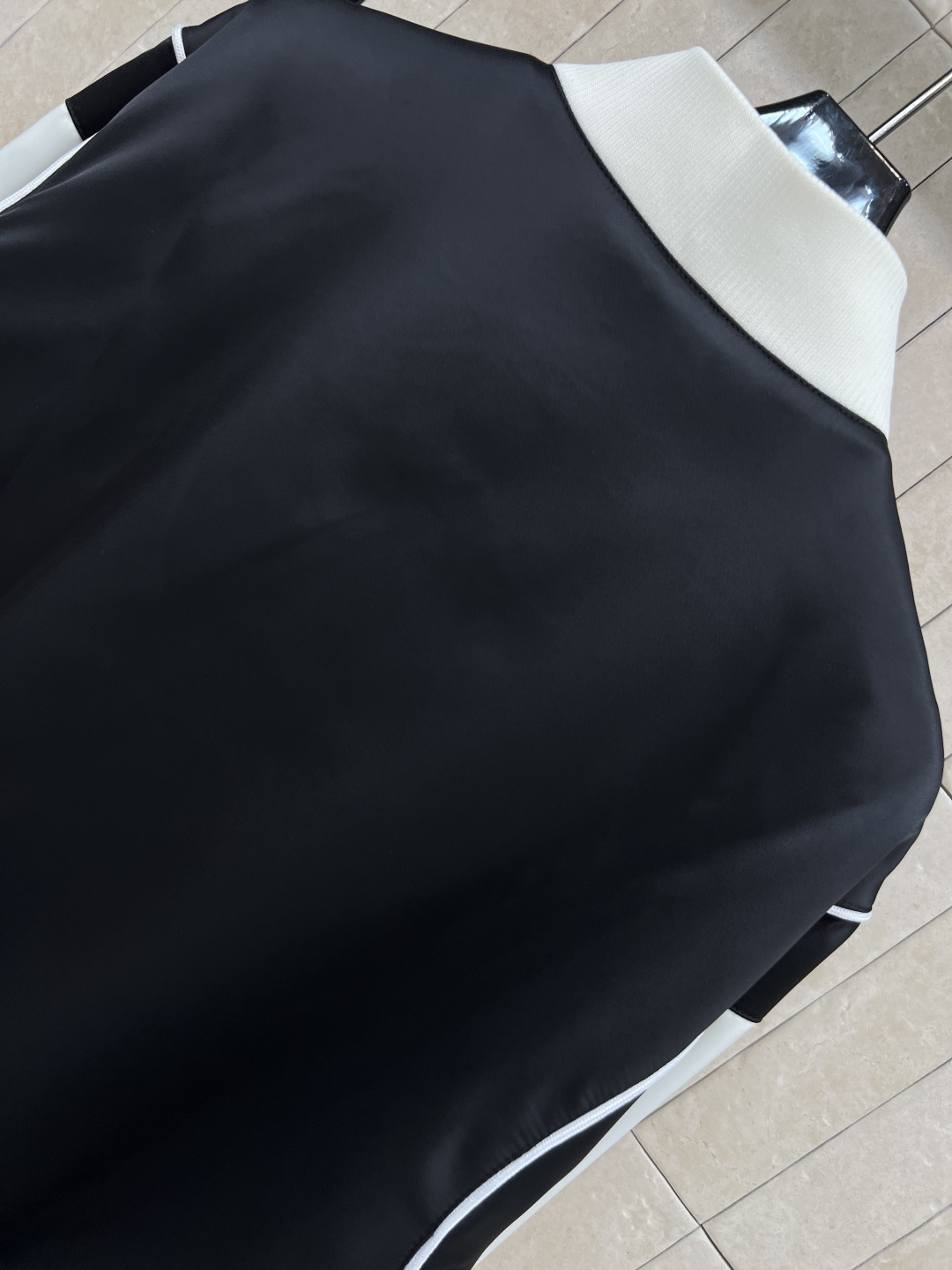 D家 25早秋新款 logo图案拼色棒球夹克外套 领口和袖口还有衣摆做的螺纹针织条纹撞色设计 一秒的吸睛