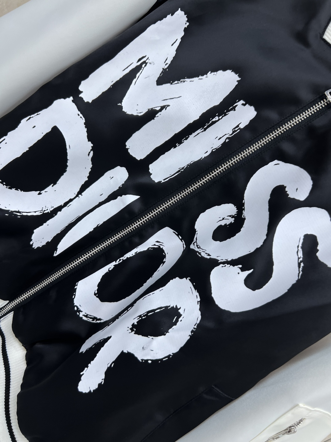 D家 25早秋新款 logo图案拼色棒球夹克外套 领口和袖口还有衣摆做的螺纹针织条纹撞色设计 一秒的吸睛