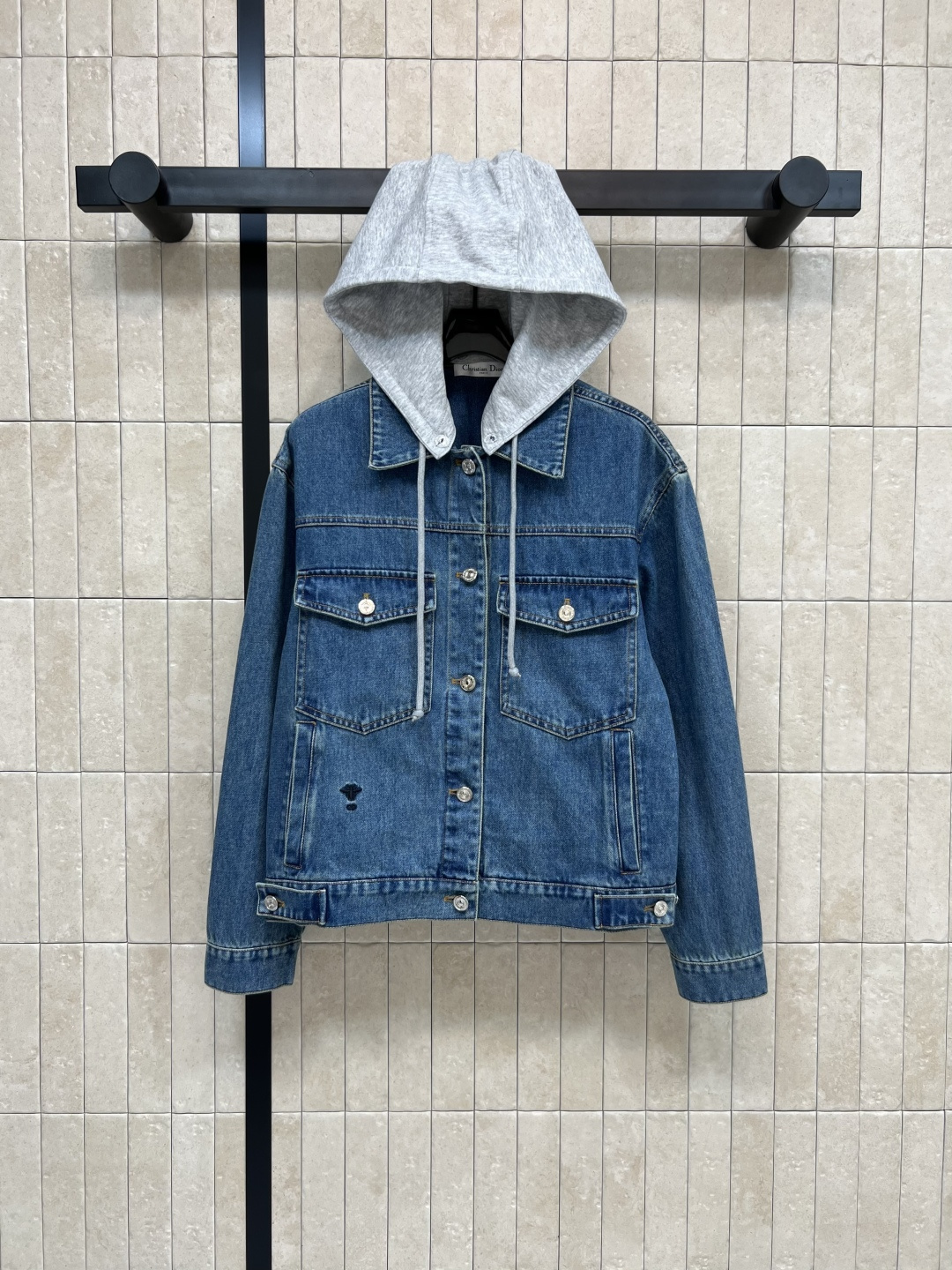 NO:474409,D Home 25 early autumn new style, sweatshirt with fake two-piece denim jacket, casual and handsome and fashionable, removable sweatshirt fabric hat, create a sense of layering of two-piece set, denim vest design, very stylish jacket, one color, three-digit Size/S-M-L,,dior,hoodie,sweatshirts,jackets & coats,hats,alexander wang19860909D家 25早秋新款 卫衣连帽假两件牛仔外套 休闲又帅气时尚 可拆卸卫衣面料帽子 打造两件套的层次感 衣身牛仔马甲设计 很好造型的外套 一色三码 Size/S-M-L,,dior,hoodie,sweatshirts,jackets & coats,hats,alexander wang,Women's clothing