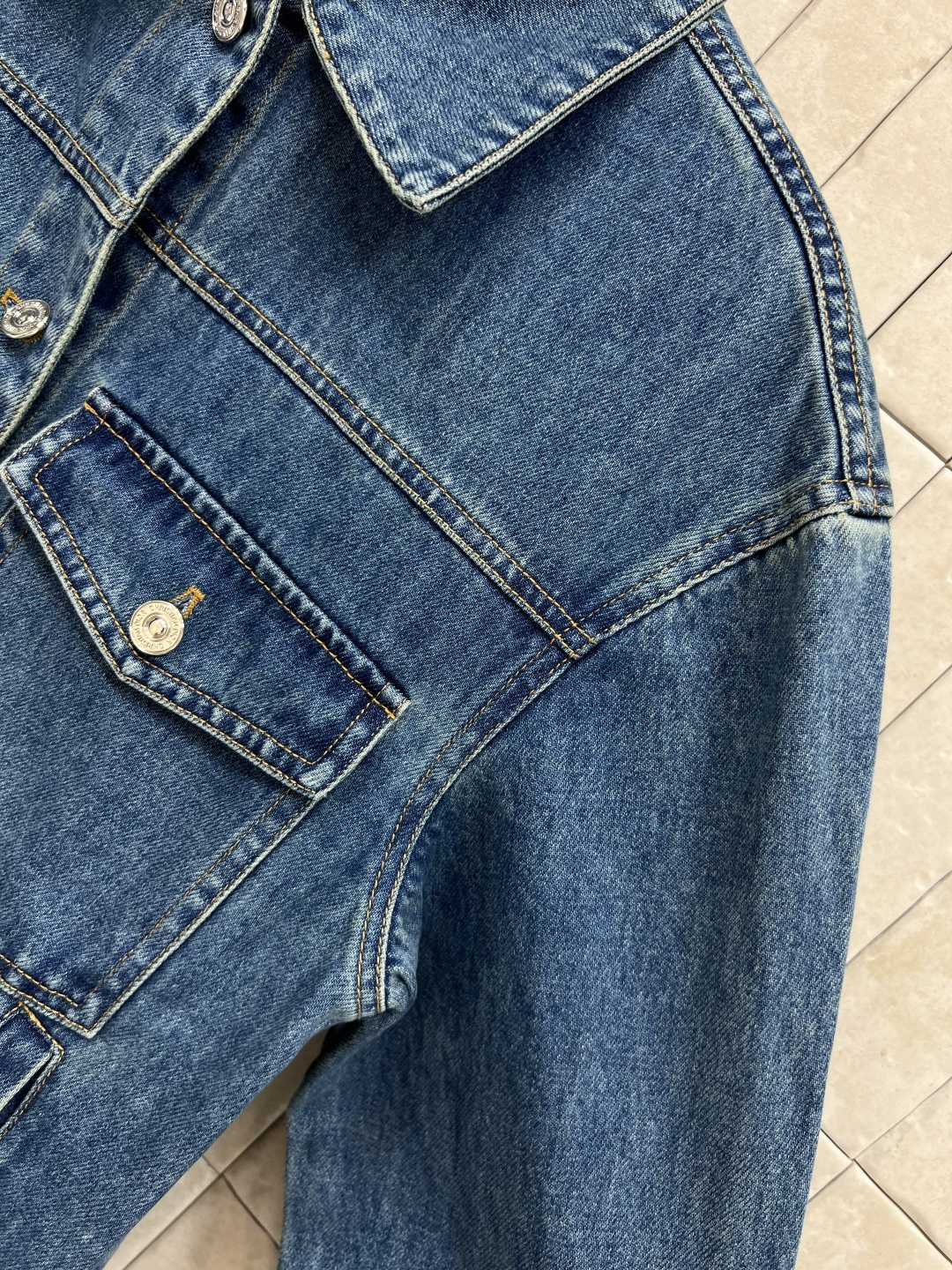 D家 25早秋新款 卫衣连帽假两件牛仔外套 休闲又帅气时尚 可拆卸卫衣面料帽子 打造两件套的层次感 衣身