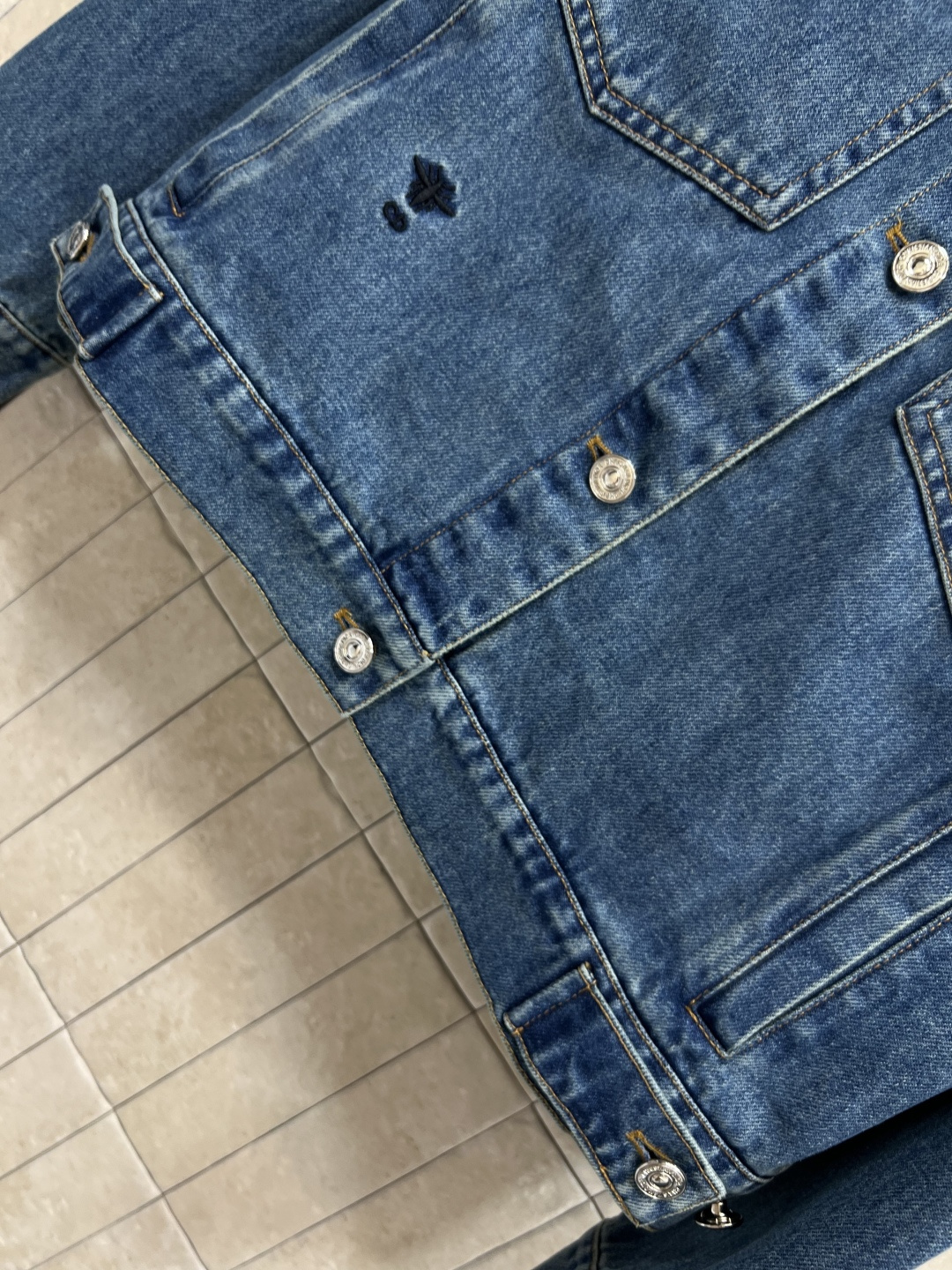 D家 25早秋新款 卫衣连帽假两件牛仔外套 休闲又帅气时尚 可拆卸卫衣面料帽子 打造两件套的层次感 衣身