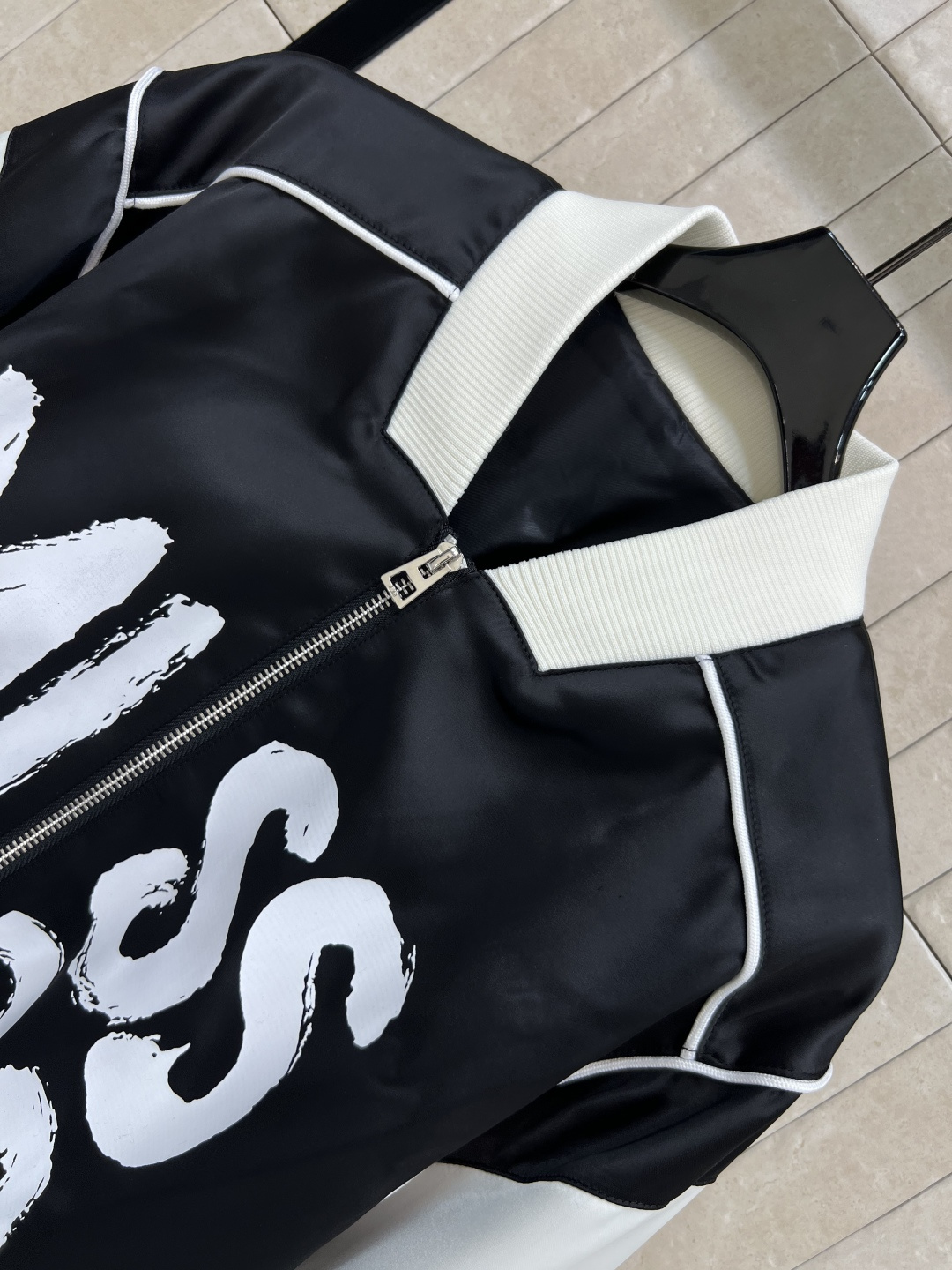 D家 25早秋新款 logo图案拼色棒球夹克外套 领口和袖口还有衣摆做的螺纹针织条纹撞色设计 一秒的吸睛