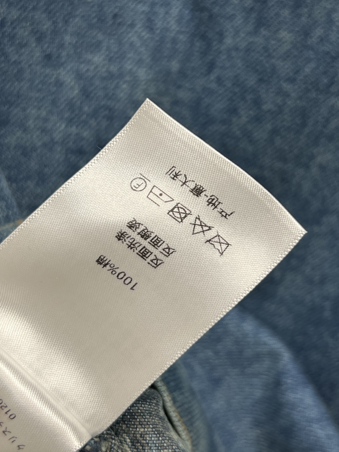 D家 25早秋新款 卫衣连帽假两件牛仔外套 休闲又帅气时尚 可拆卸卫衣面料帽子 打造两件套的层次感 衣身