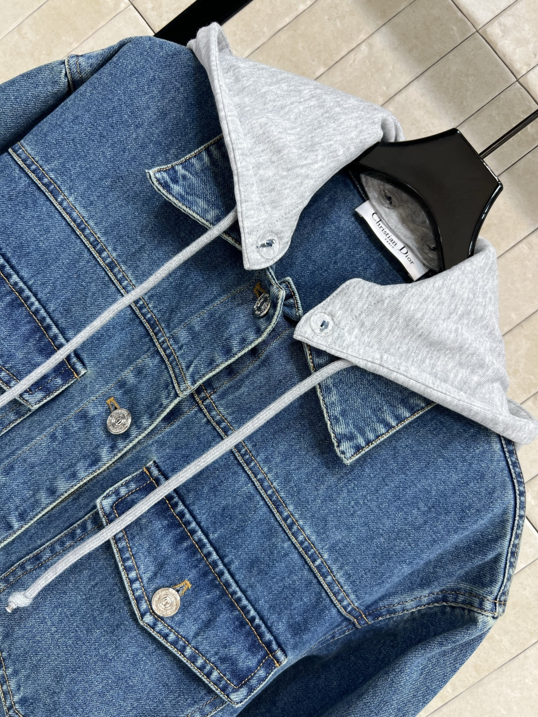 D家 25早秋新款 卫衣连帽假两件牛仔外套 休闲又帅气时尚 可拆卸卫衣面料帽子 打造两件套的层次感 衣身