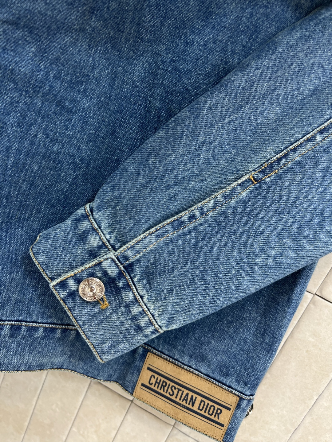 D家 25早秋新款 卫衣连帽假两件牛仔外套 休闲又帅气时尚 可拆卸卫衣面料帽子 打造两件套的层次感 衣身