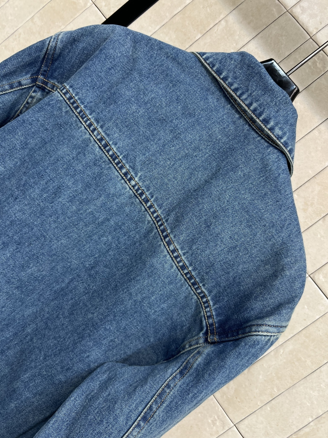 D家 25早秋新款 卫衣连帽假两件牛仔外套 休闲又帅气时尚 可拆卸卫衣面料帽子 打造两件套的层次感 衣身