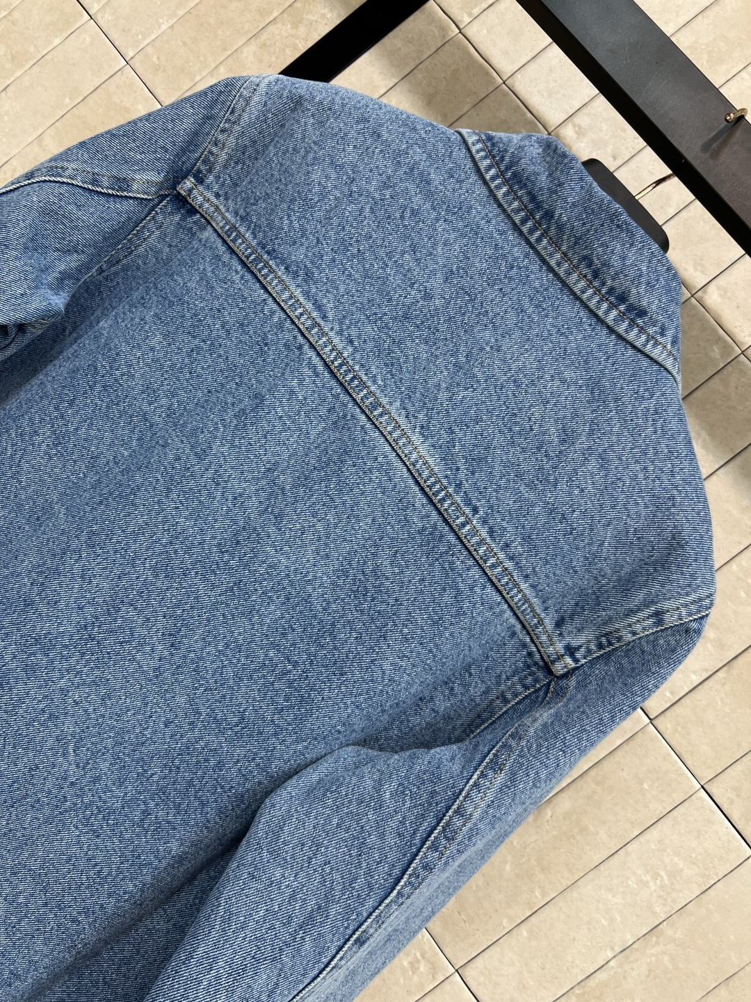 V家 25早秋新款 翻领牛仔直筒长袖连衣裙 简约气质  作为品牌经典元素 耐看又百搭 整体设计体现精湛的