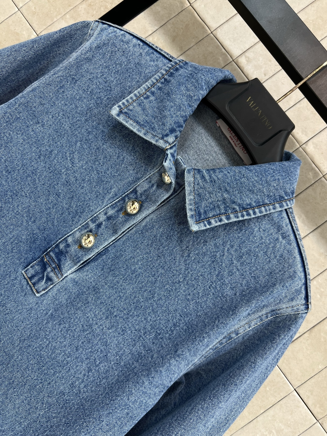 V家 25早秋新款 翻领牛仔直筒长袖连衣裙 简约气质  作为品牌经典元素 耐看又百搭 整体设计体现精湛的