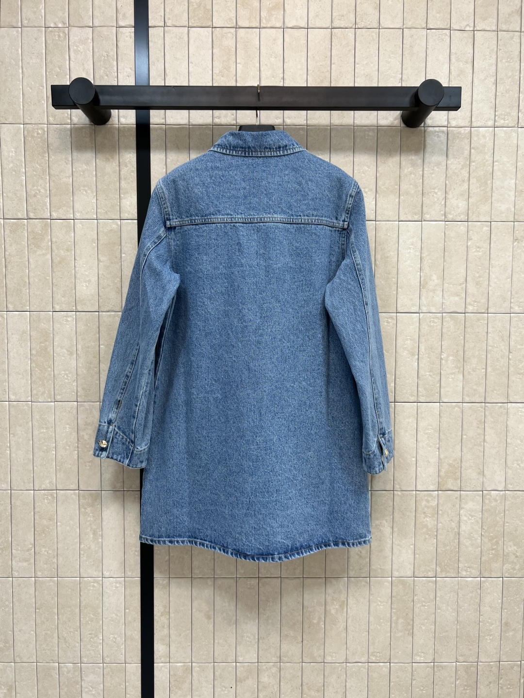 V家 25早秋新款 翻领牛仔直筒长袖连衣裙 简约气质  作为品牌经典元素 耐看又百搭 整体设计体现精湛的