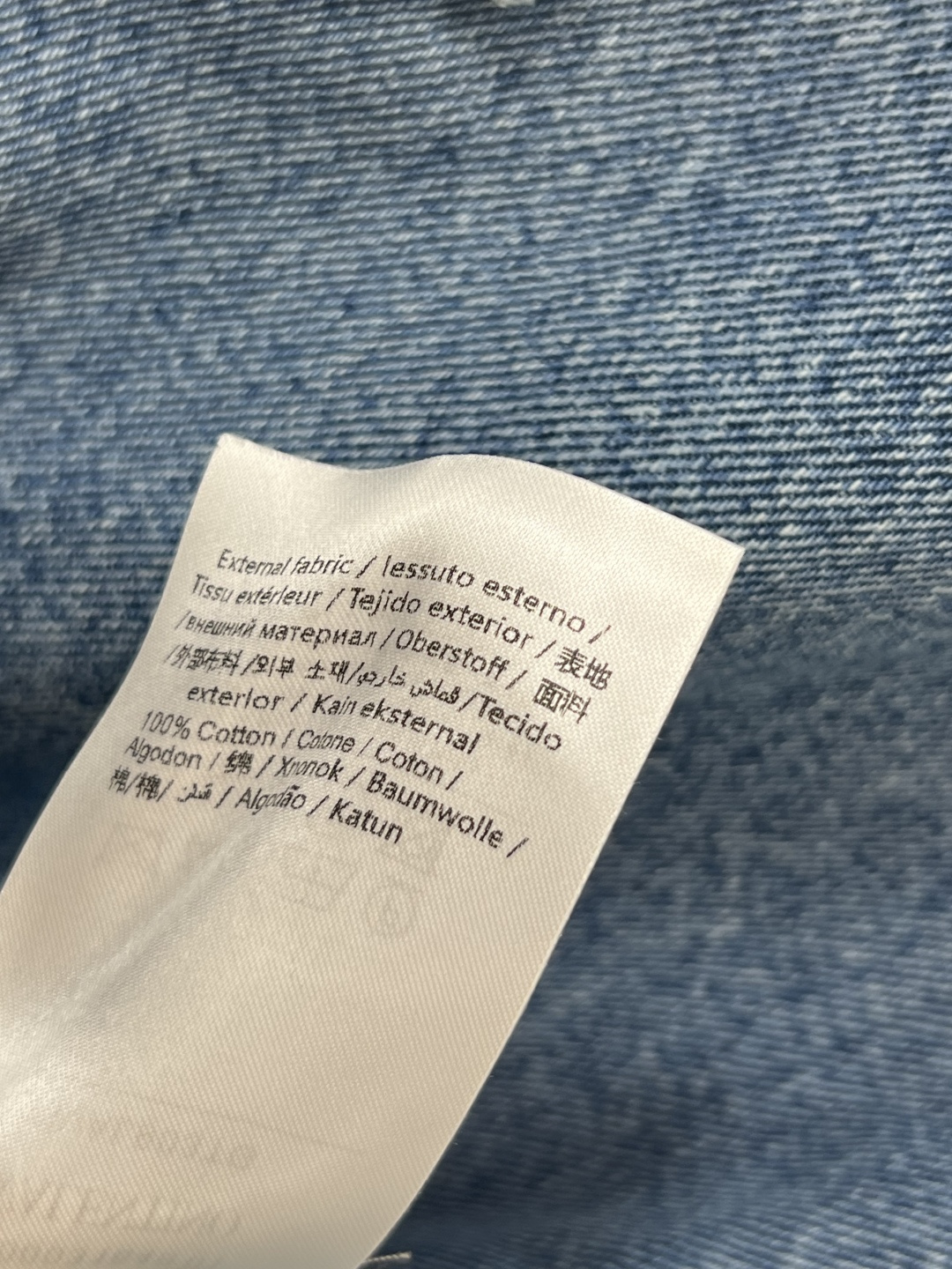 V家 25早秋新款 翻领牛仔直筒长袖连衣裙 简约气质  作为品牌经典元素 耐看又百搭 整体设计体现精湛的