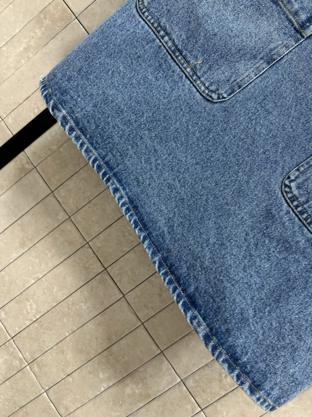 V家 25早秋新款 翻领牛仔直筒长袖连衣裙 简约气质  作为品牌经典元素 耐看又百搭 整体设计体现精湛的