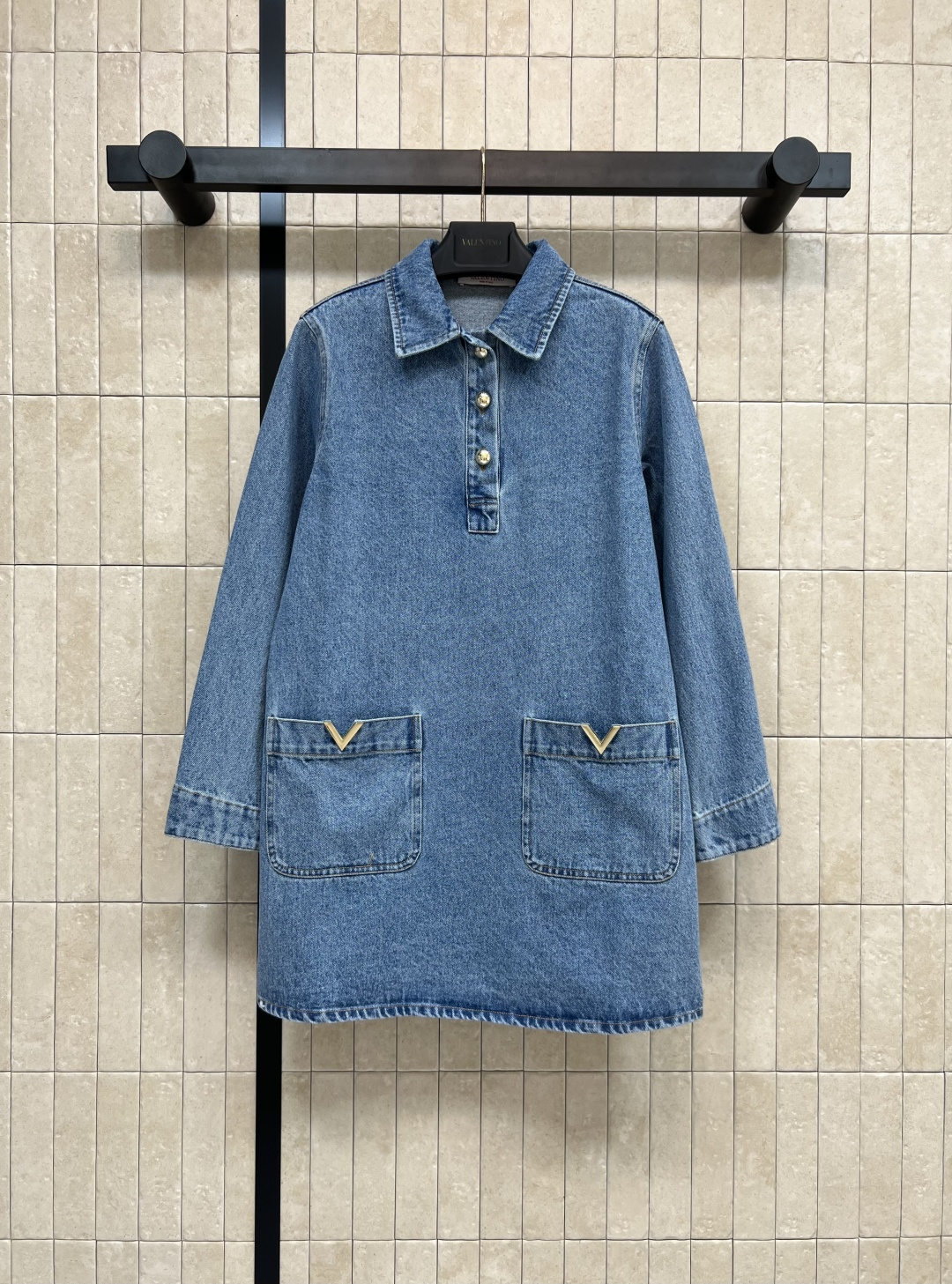 NO:474383,V Home 25 early autumn new style Lapel denim straight long-sleeved dress Simple temperament As a classic element of the brand, durable and versatile, the overall design reflects exquisite tailoring craftsmanship, the upper body is age-reducing, the girlish feeling of the college. The straight style perfectly modify the figure, versatile and not picky, fashionable and stylish, go out on the street for a date in the early autumn, all look good Size/S-M-L,, skirts, alexander wang19860909V家 25早秋新款 翻领牛仔直筒长袖连衣裙 简约气质 作为品牌经典元素 耐看又百搭 整体设计体现精湛的剪裁工艺 上身就是减龄学院少女感 直筒的版型 完美修饰身材 百搭不挑人 时髦有范 早秋出街约会 都好看Size/S-M-L,,skirts,alexander wang,Women's clothing