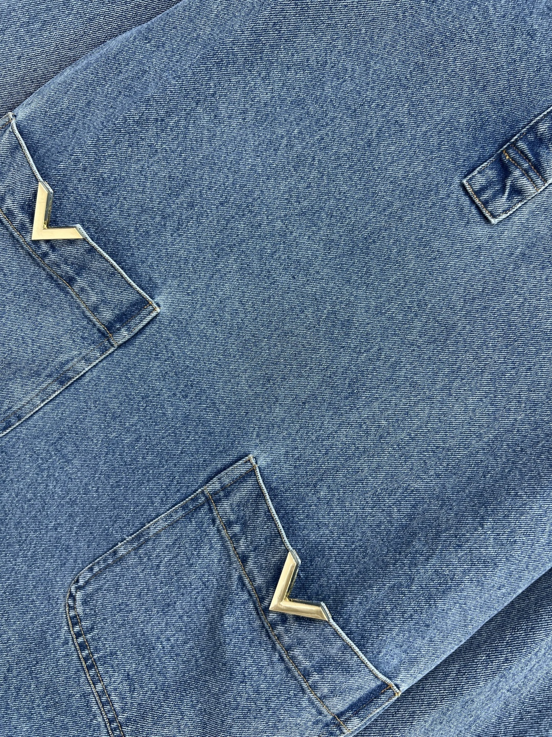 V家 25早秋新款 翻领牛仔直筒长袖连衣裙 简约气质  作为品牌经典元素 耐看又百搭 整体设计体现精湛的