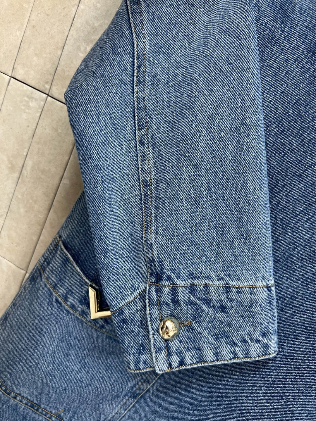 V家 25早秋新款 翻领牛仔直筒长袖连衣裙 简约气质  作为品牌经典元素 耐看又百搭 整体设计体现精湛的