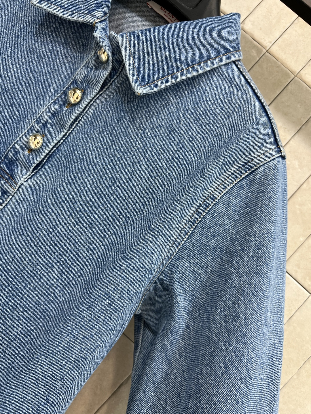 V家 25早秋新款 翻领牛仔直筒长袖连衣裙 简约气质  作为品牌经典元素 耐看又百搭 整体设计体现精湛的