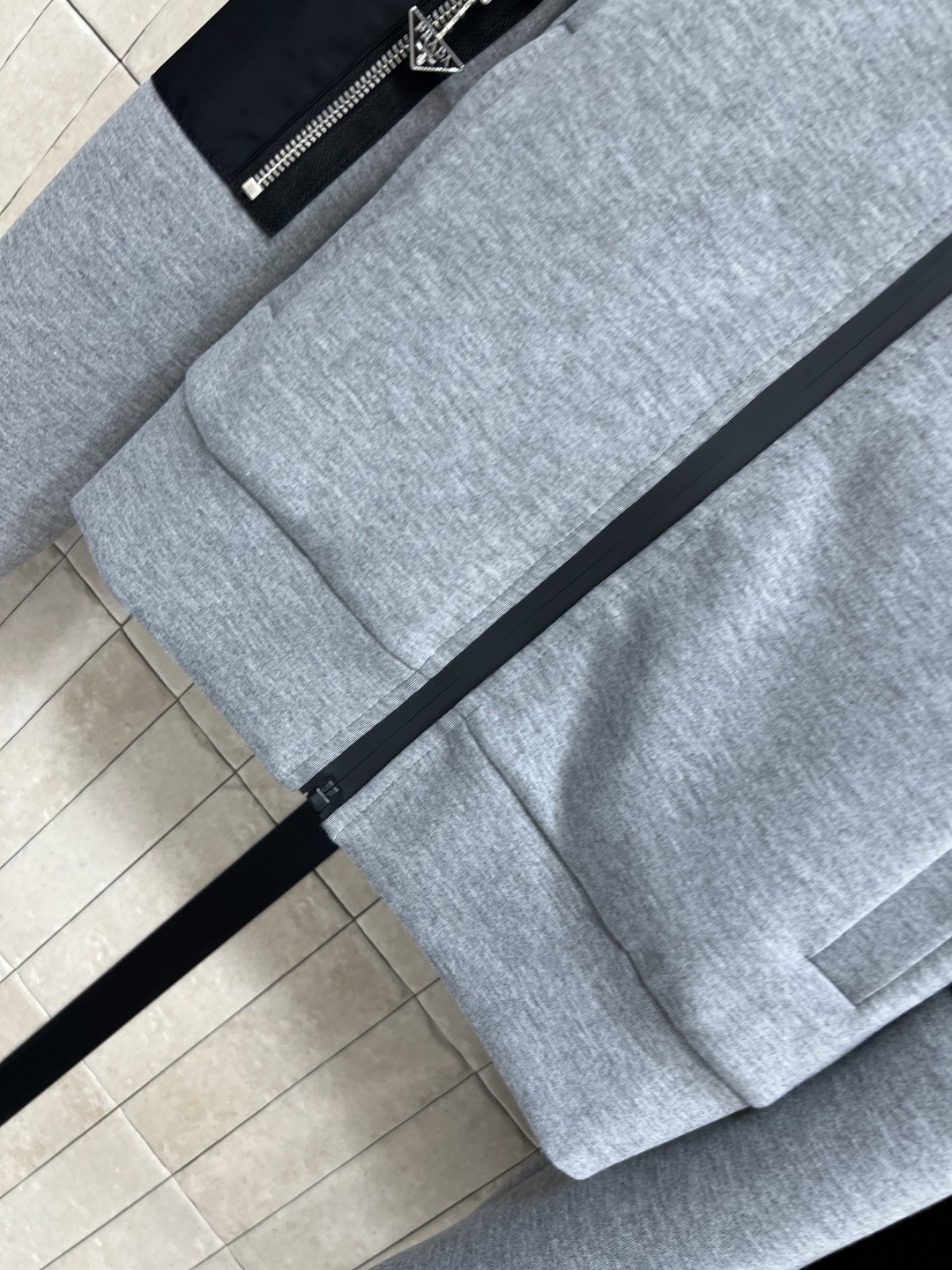 PD 25早秋新款 连帽拉链卫衣外套  版型宽松百搭不挑人 彰显减龄青春活力气息 胸口经典三角标点缀 手