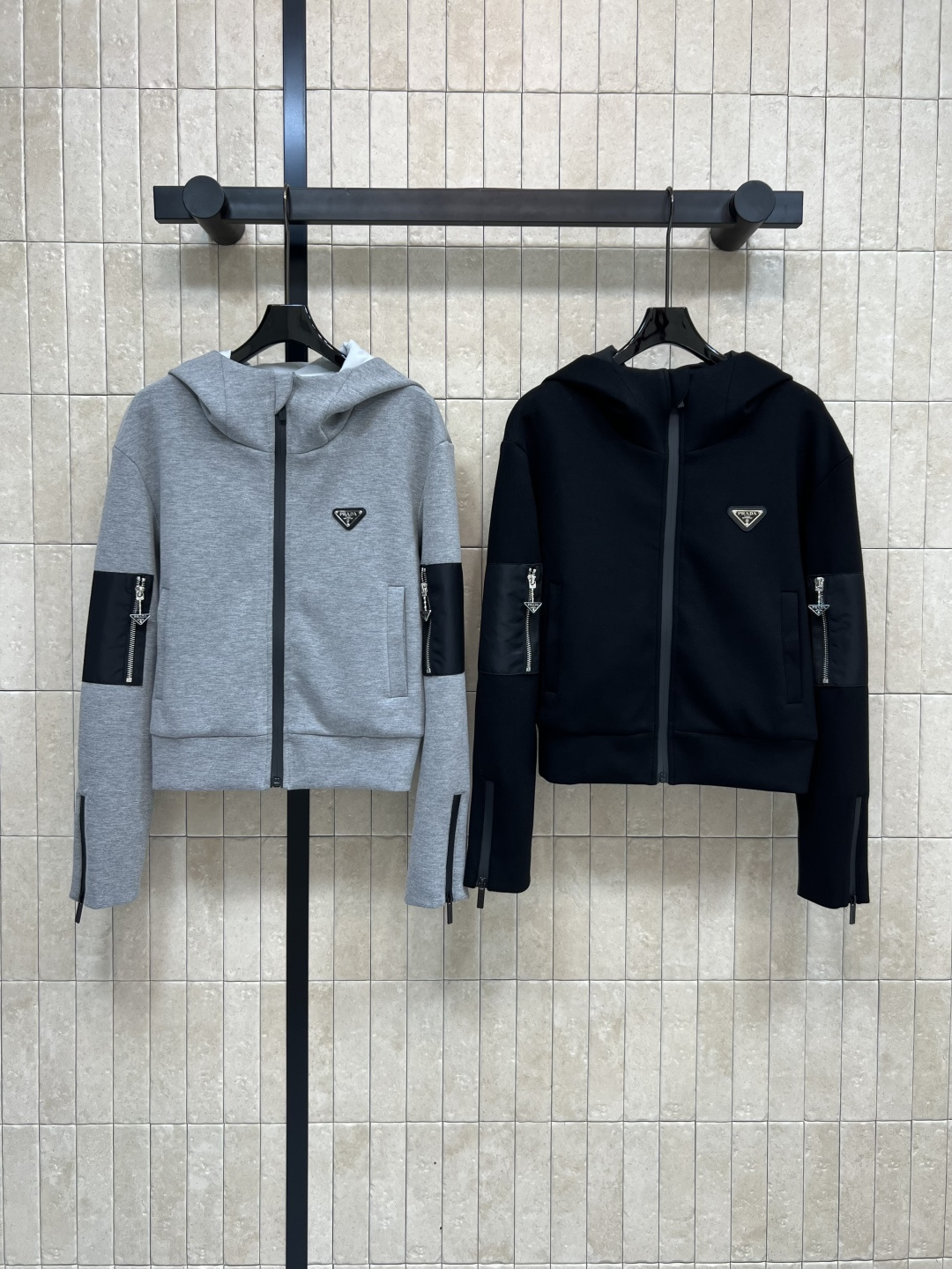 NO:474426,PD 25 early autumn new hooded zipper sweatshirt jacket, loose and versatile style, not picky, showing the youthful and energetic atmosphere of age reduction, classic triangle marking on chest, nylon pocket triangle marking decoration on arms, zipper adjustment on cuffs, casual and fashionable and versatile, simple and high-end solid color, durable and practical, every detail can stand the scrutiny, space cotton fabric, comfortable and skin-friendly, fashionable and casual and versatile, two-color three-code Size/S-M-L,, hoodie, sweatshirts, jackets & coats, hats, alexander wang19860909PD 25早秋新款 连帽拉链卫衣外套 版型宽松百搭不挑人 彰显减龄青春活力气息 胸口经典三角标点缀 手臂尼龙口袋三角标装饰 衣袖口拉链调节松紧 休闲又时尚百搭 简约高级的纯色耐看实穿 每一处细节都经得起推敲 太空棉面料 舒适亲肤 时尚休闲百搭不挑人 两色三码Size/S-M-L,,hoodie,sweatshirts,jackets & coats,hats,alexander wang,Women's clothing