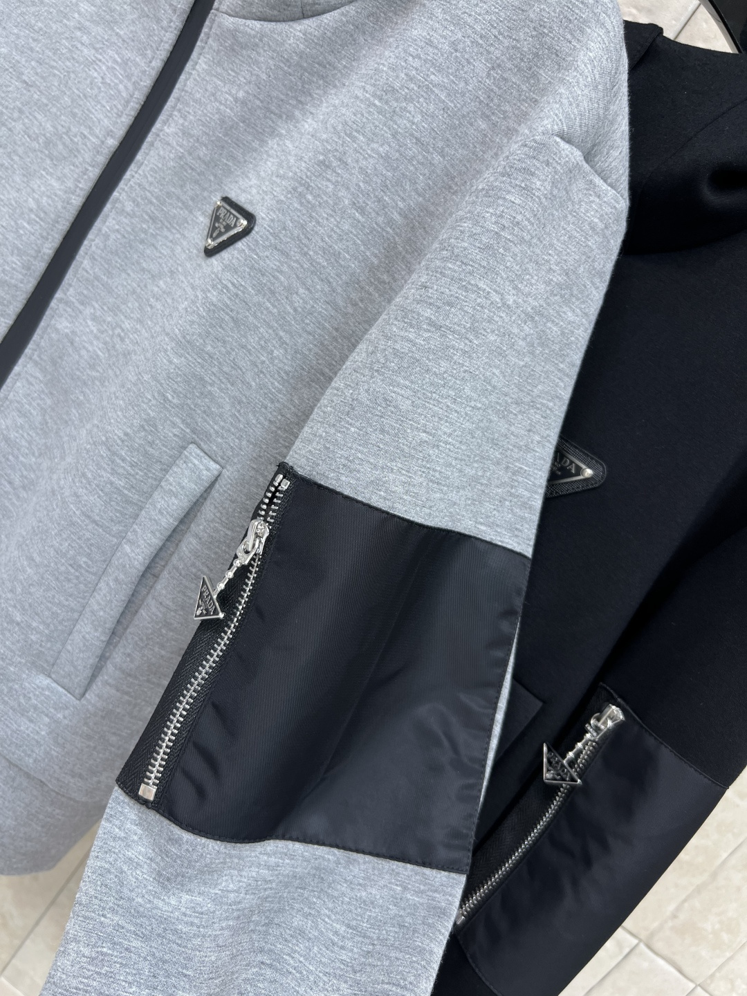 PD 25早秋新款 连帽拉链卫衣外套  版型宽松百搭不挑人 彰显减龄青春活力气息 胸口经典三角标点缀 手