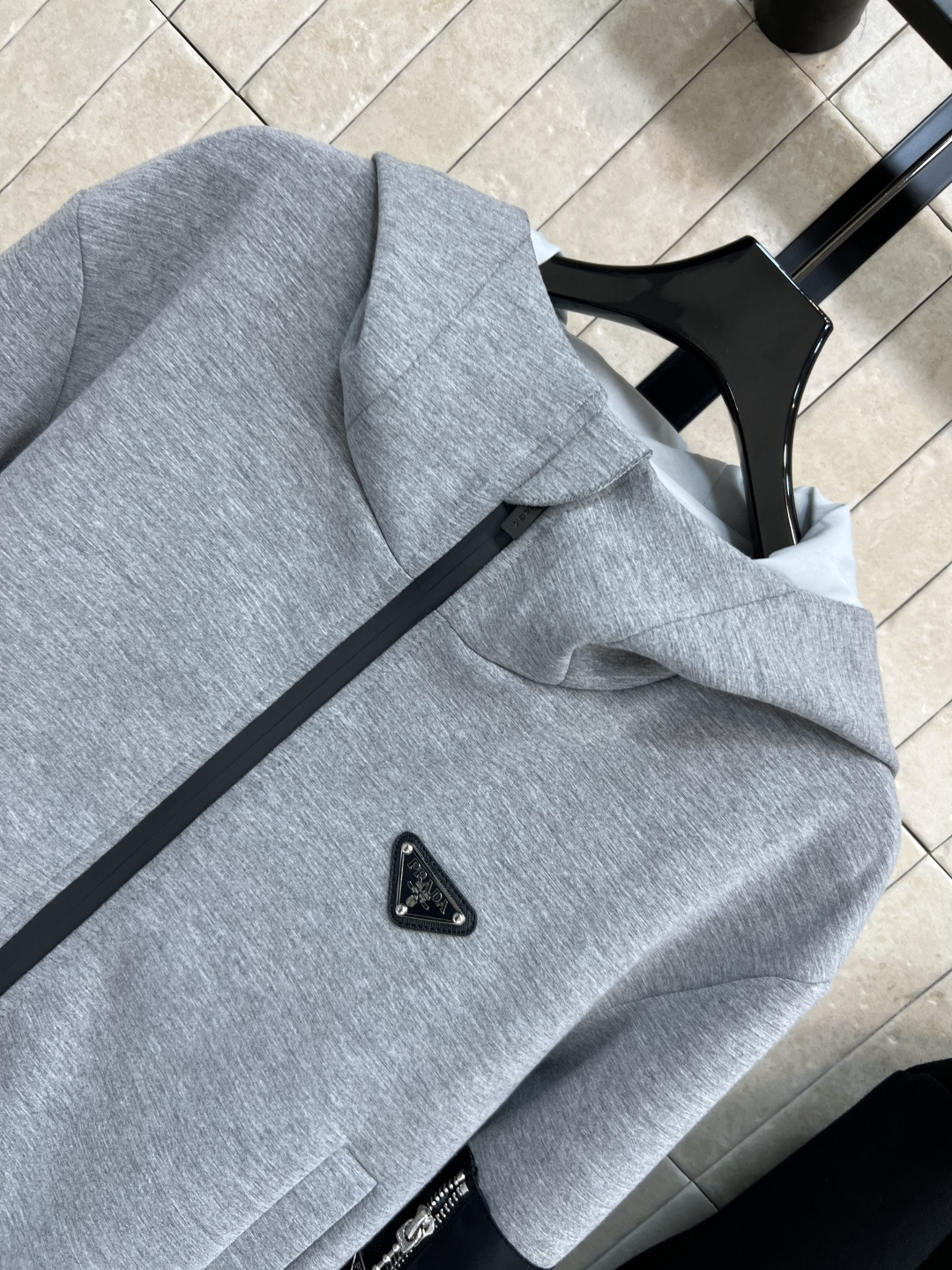 PD 25早秋新款 连帽拉链卫衣外套  版型宽松百搭不挑人 彰显减龄青春活力气息 胸口经典三角标点缀 手