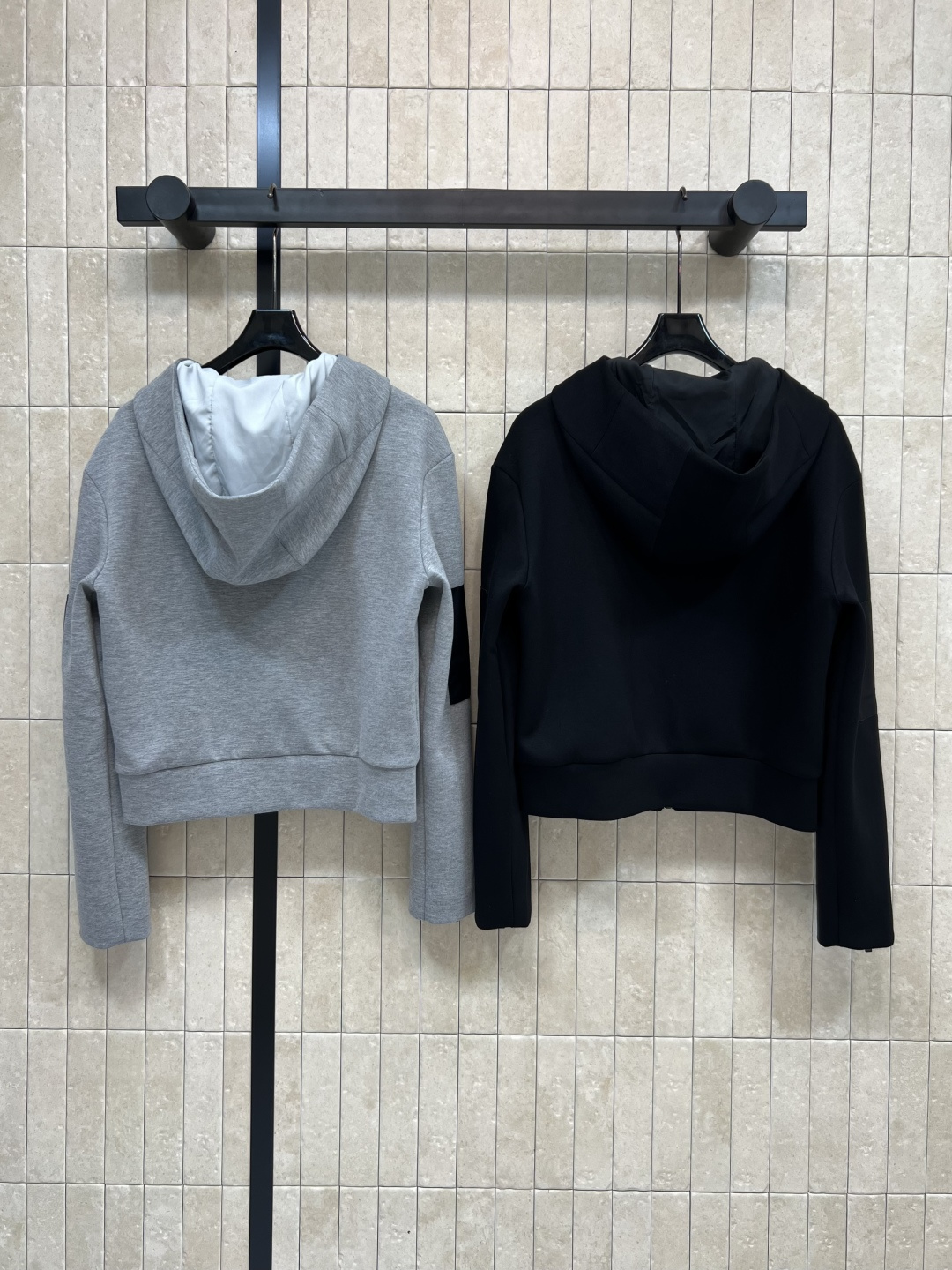 PD 25早秋新款 连帽拉链卫衣外套  版型宽松百搭不挑人 彰显减龄青春活力气息 胸口经典三角标点缀 手