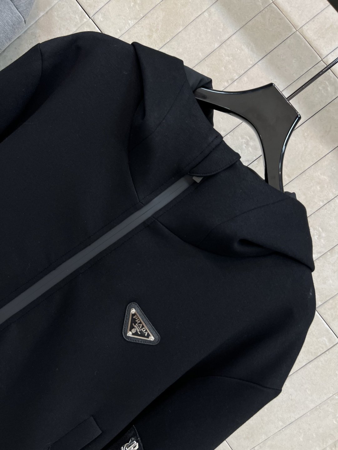 PD 25早秋新款 连帽拉链卫衣外套  版型宽松百搭不挑人 彰显减龄青春活力气息 胸口经典三角标点缀 手