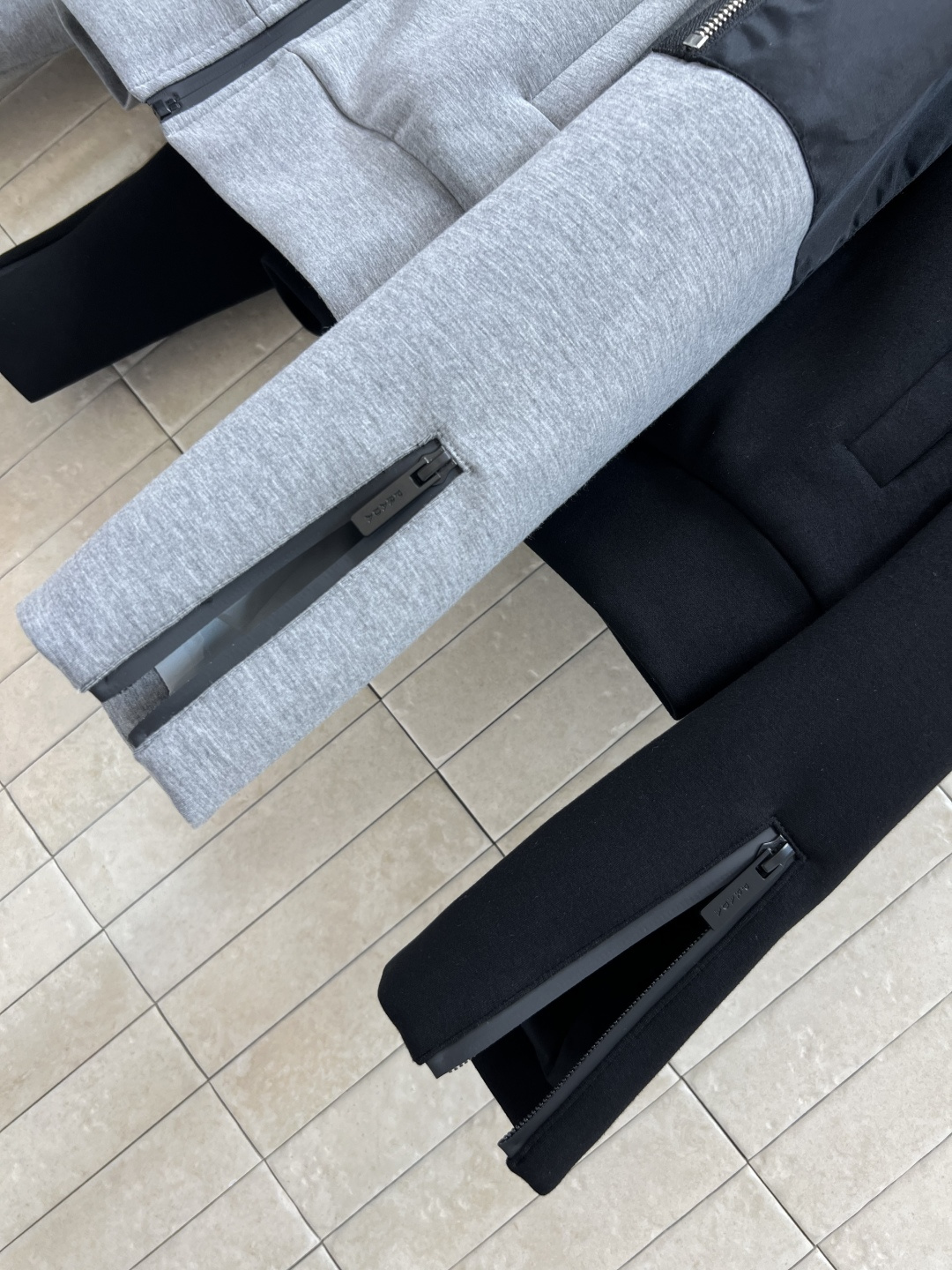 PD 25早秋新款 连帽拉链卫衣外套  版型宽松百搭不挑人 彰显减龄青春活力气息 胸口经典三角标点缀 手