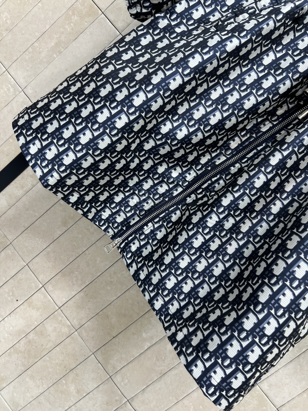 D家 25早秋新款 经典老花连帽收腰长外套 满满的logo字母提花经典不过时 抽绳设计勾勒出腰身 完美分