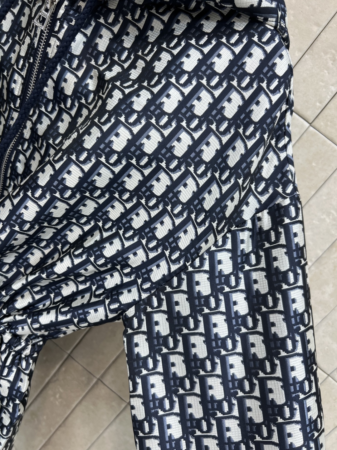 D家 25早秋新款 经典老花连帽收腰长外套 满满的logo字母提花经典不过时 抽绳设计勾勒出腰身 完美分