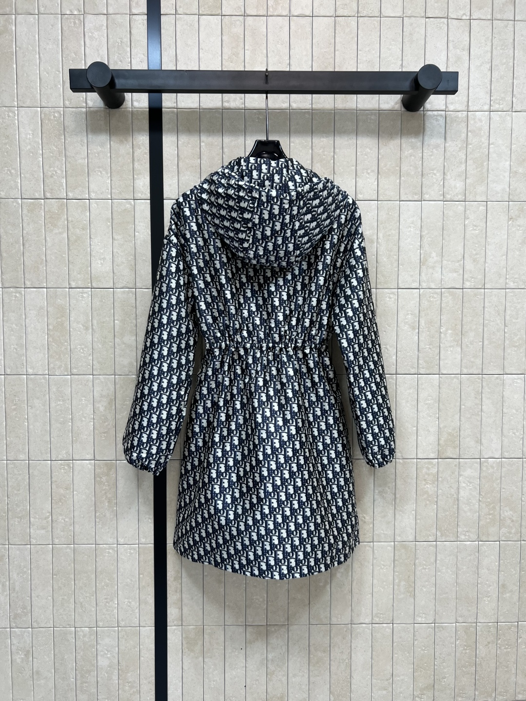 D家 25早秋新款 经典老花连帽收腰长外套 满满的logo字母提花经典不过时 抽绳设计勾勒出腰身 完美分