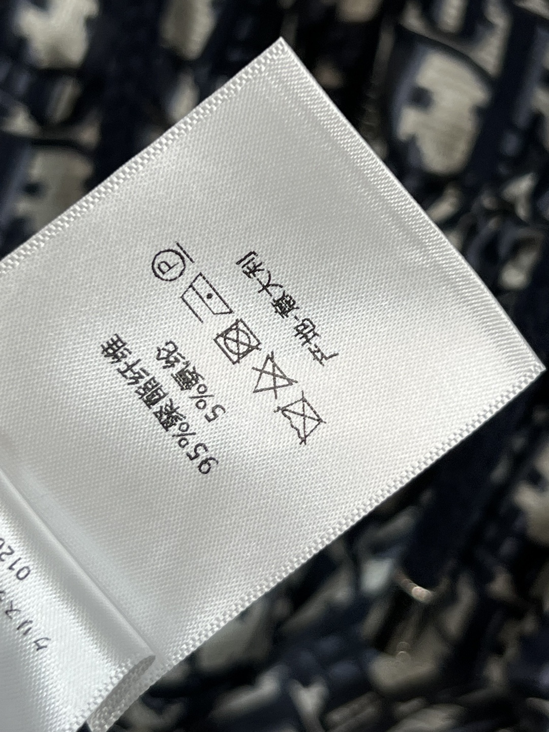 D家 25早秋新款 经典老花连帽收腰长外套 满满的logo字母提花经典不过时 抽绳设计勾勒出腰身 完美分