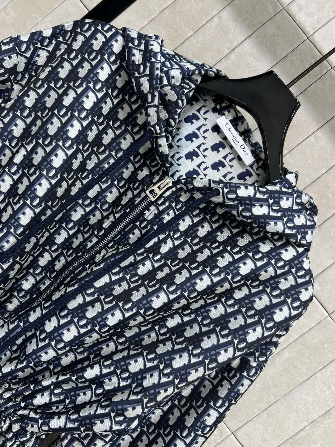 D家 25早秋新款 经典老花连帽收腰长外套 满满的logo字母提花经典不过时 抽绳设计勾勒出腰身 完美分