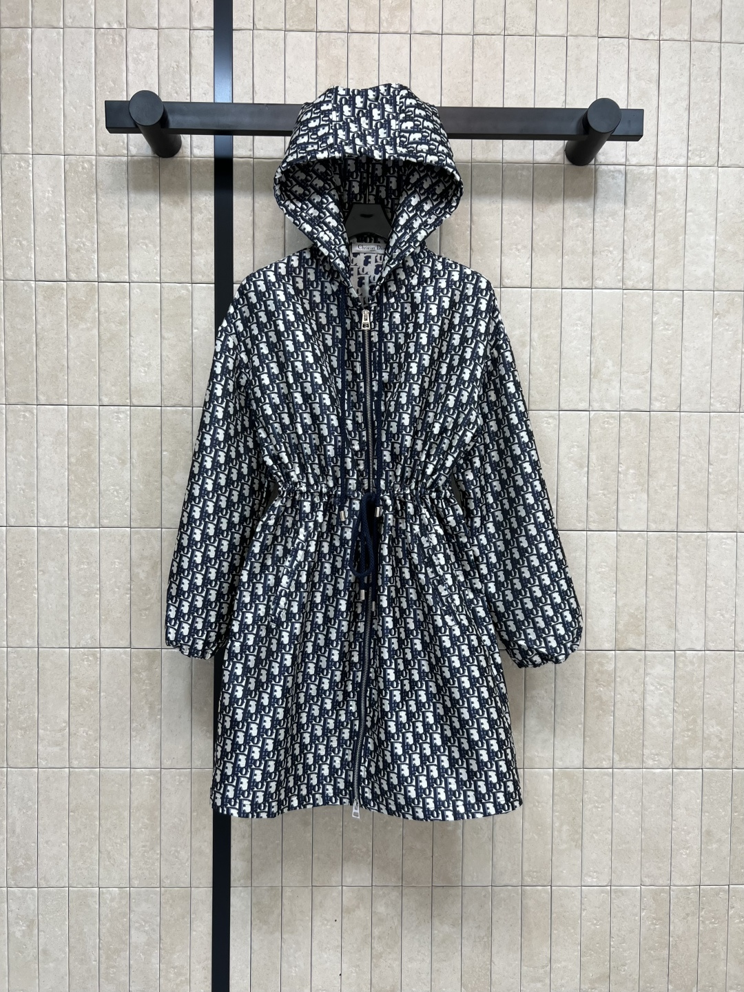 NO:474389,D Home 25 early autumn new style, classic presbyterian hooded waist-length coat, full logo letters, classic jacquard, out of time, drawstring design outlines the waist, perfect split ratio, slimming and long legs, careful zipper design on the chest, pulling down a little cool and cool, fashionable and elegant, custom jacquard fabric, one color, three codes, Size/S-M-L,,dior, jackets & coats,hats,alexander wang19860909D家 25早秋新款 经典老花连帽收腰长外套 满满的logo字母提花经典不过时 抽绳设计勾勒出腰身 完美分割比例 显瘦又显腿长 胸前小心机拉链设计 往下拉一点又酷又拽 上身时髦又气质 定制提花面料 一色三码 Size/S-M-L,,dior,jackets & coats,hats,alexander wang,Women's clothing