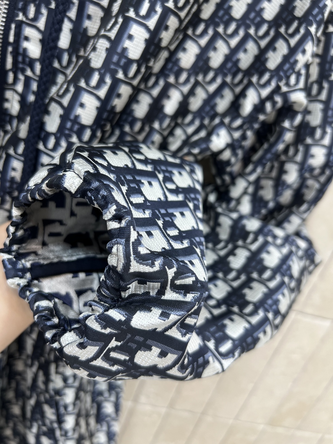 D家 25早秋新款 经典老花连帽收腰长外套 满满的logo字母提花经典不过时 抽绳设计勾勒出腰身 完美分