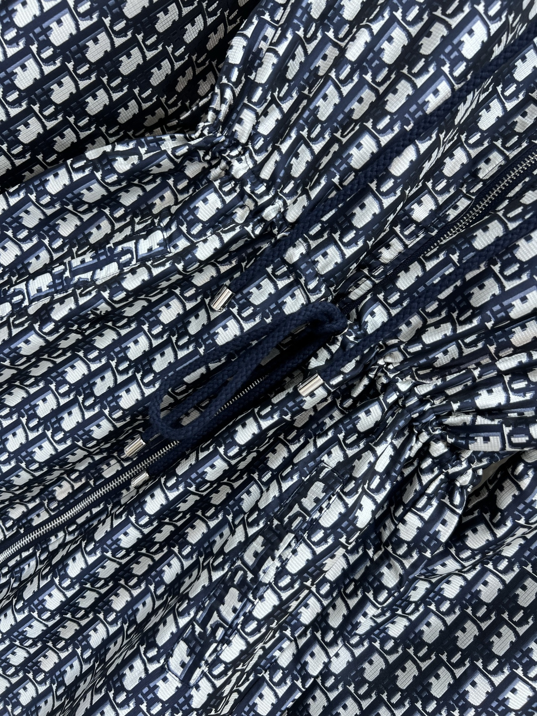 D家 25早秋新款 经典老花连帽收腰长外套 满满的logo字母提花经典不过时 抽绳设计勾勒出腰身 完美分