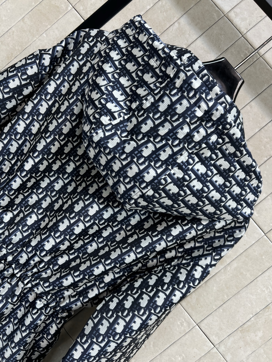 D家 25早秋新款 经典老花连帽收腰长外套 满满的logo字母提花经典不过时 抽绳设计勾勒出腰身 完美分