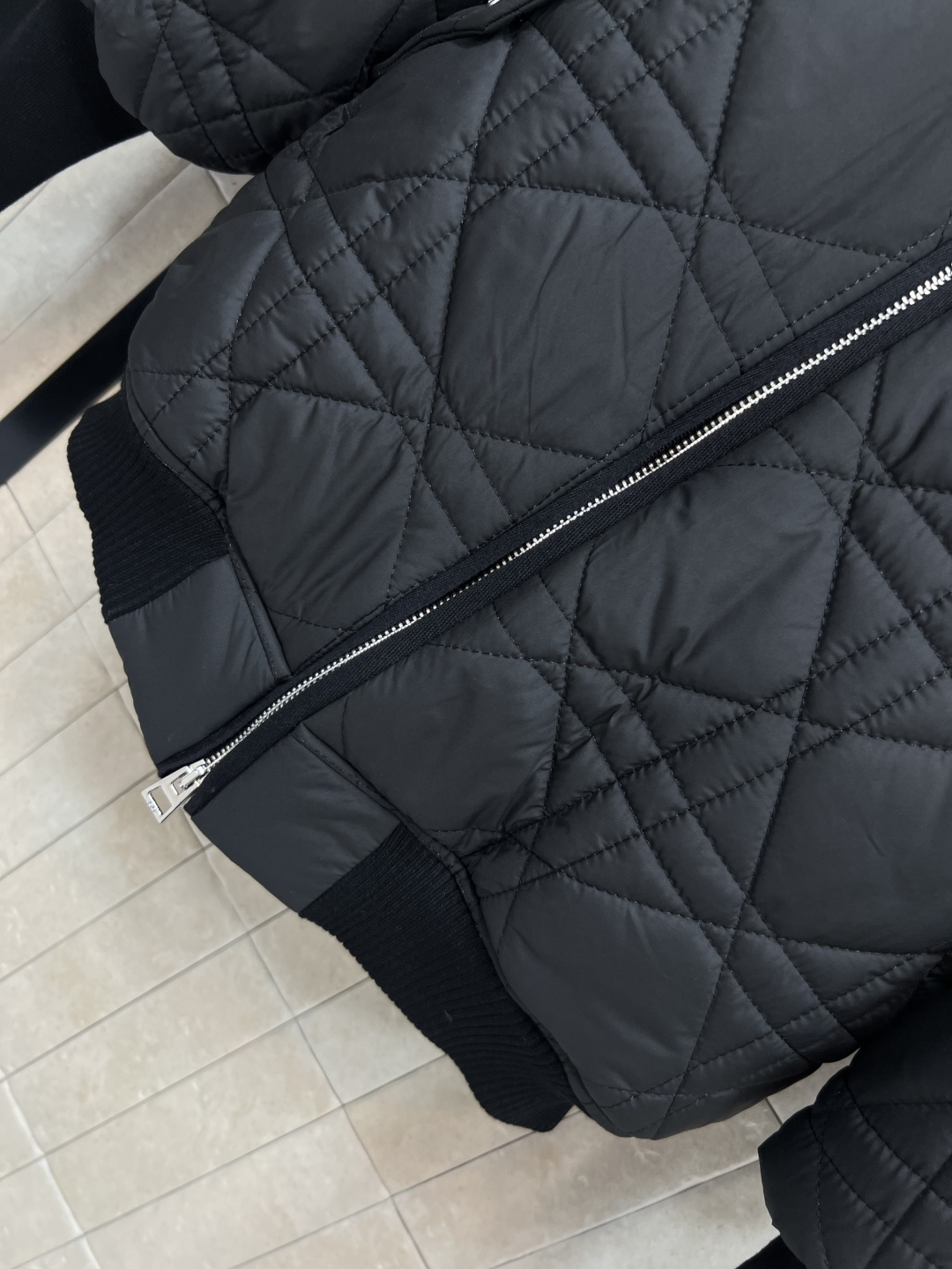 D家 25早秋新款 藤格纹摇粒绒夹克 摇粒绒披肩领拉链短款版型 衣袖拼接松紧长袖+下摆松紧收腰 吸睛亮眼