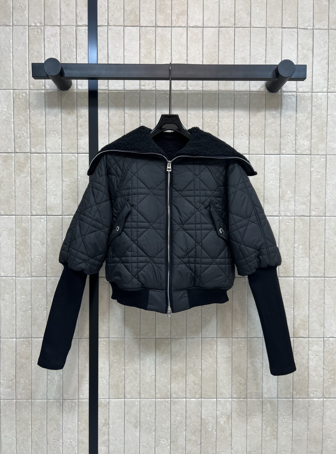 NO:474436,D Home 25 early autumn new style rattan checked fleece jacket fleece shawl collar zipper short style sleeve splicing elastic long sleeves + elastic waist on the hem, eye-catching and eye-catching overall style cute and fashionable. Black fleece inside has a high-end feel, super soft and comfortable, warm and fashionable, simple and fashionable, and practical. One color four-code Size/S-M-L- XL,,dior, jackets & coats,shawls,alexander wang19860909D家 25早秋新款 藤格纹摇粒绒夹克 摇粒绒披肩领拉链短款版型 衣袖拼接松紧长袖+下摆松紧收腰 吸睛亮眼 整体风格可爱洋气 里面黑色摇粒绒自带高级感 超级柔软舒适 保暖时髦兼备 简约洋气且实穿 一色四码Size/S-M-L- XL,,dior,jackets & coats,shawls,alexander wang,Women's clothing