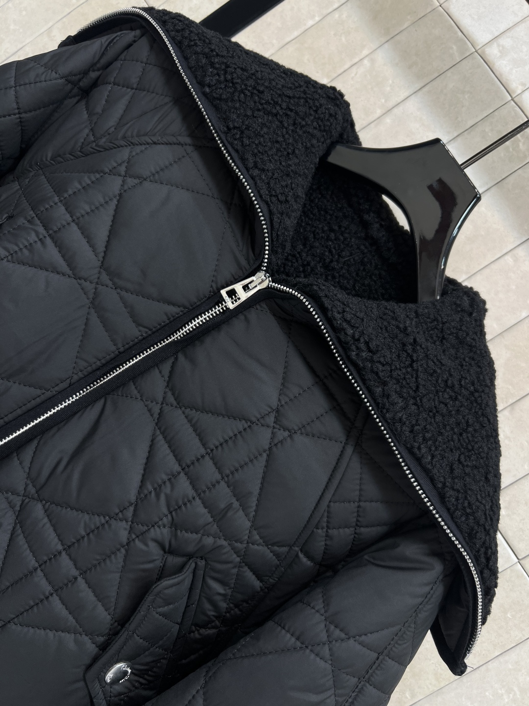 D家 25早秋新款 藤格纹摇粒绒夹克 摇粒绒披肩领拉链短款版型 衣袖拼接松紧长袖+下摆松紧收腰 吸睛亮眼