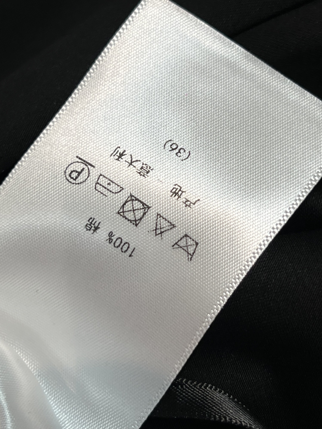 D家 25早秋新款 高腰压褶短裙 前面翻盖口袋定制logo按扣装饰 A字高腰压褶短裙 优雅与帅气兼顾 经