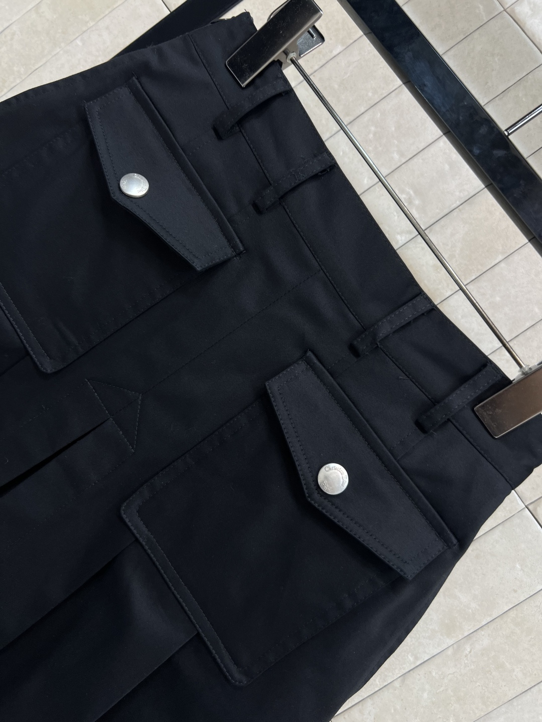 D家 25早秋新款 高腰压褶短裙 前面翻盖口袋定制logo按扣装饰 A字高腰压褶短裙 优雅与帅气兼顾 经