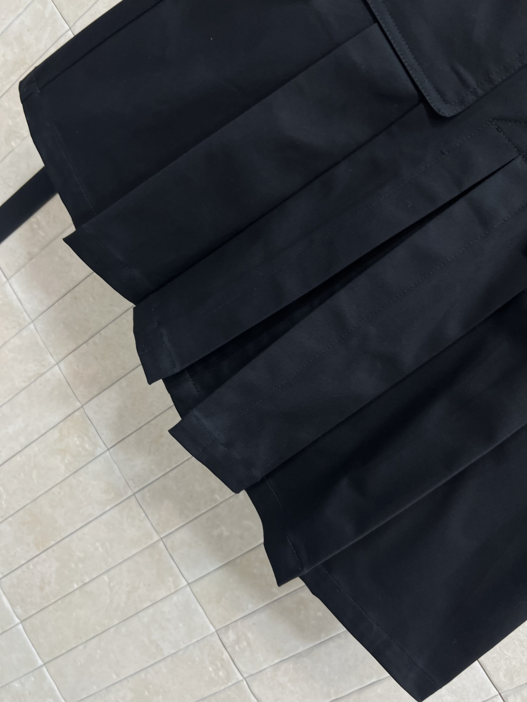 D家 25早秋新款 高腰压褶短裙 前面翻盖口袋定制logo按扣装饰 A字高腰压褶短裙 优雅与帅气兼顾 经