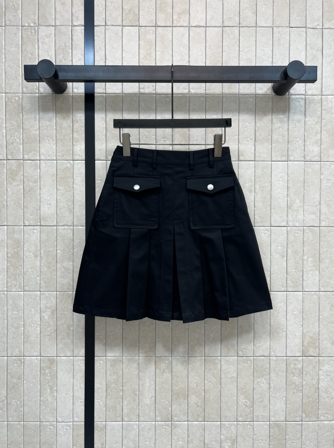 NO:474444,D Home 25 early autumn new high-waist pleated skirt, front flip pocket custom logo snap button decoration, A-line high-waist pleated skirt, elegance and handsomeness, classic A-line style tailoring, upper body covers flesh and makes you look slimming, improves waistline, perfectly divided body proportions, any T-shirt looks good, the upper body is full of temperament and age-reducing girlishness, excellent daily casual items, versatile, not picky, one color, four-code Size/S-M-L- XL,,dior, skirts,tees, t-shirt,alexander wang19860909D家 25早秋新款 高腰压褶短裙 前面翻盖口袋定制logo按扣装饰 A字高腰压褶短裙 优雅与帅气兼顾 经典A字版型剪裁 上身遮肉显瘦 提高腰线 完美分割身材比例 随便搭配个T恤都好看 上身就是满满的气质减龄少女感 日常休闲绝佳单品 百搭不挑人一色四码Size/S-M-L- XL,,dior,skirts,tees，t-shirt,alexander wang,Women's clothing