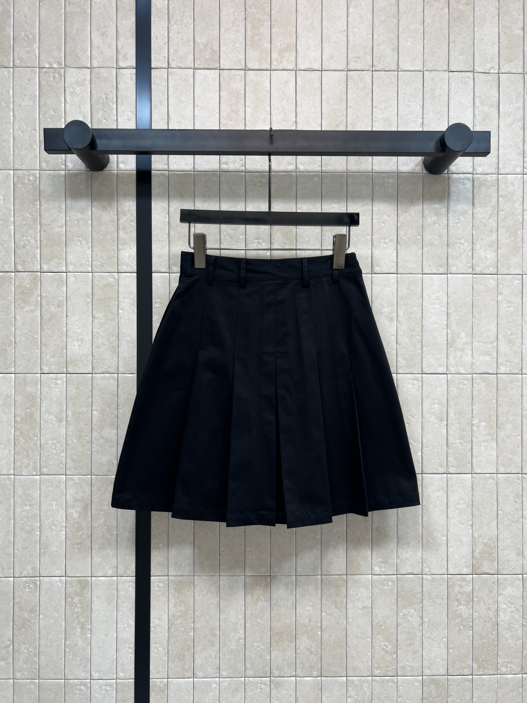 D家 25早秋新款 高腰压褶短裙 前面翻盖口袋定制logo按扣装饰 A字高腰压褶短裙 优雅与帅气兼顾 经