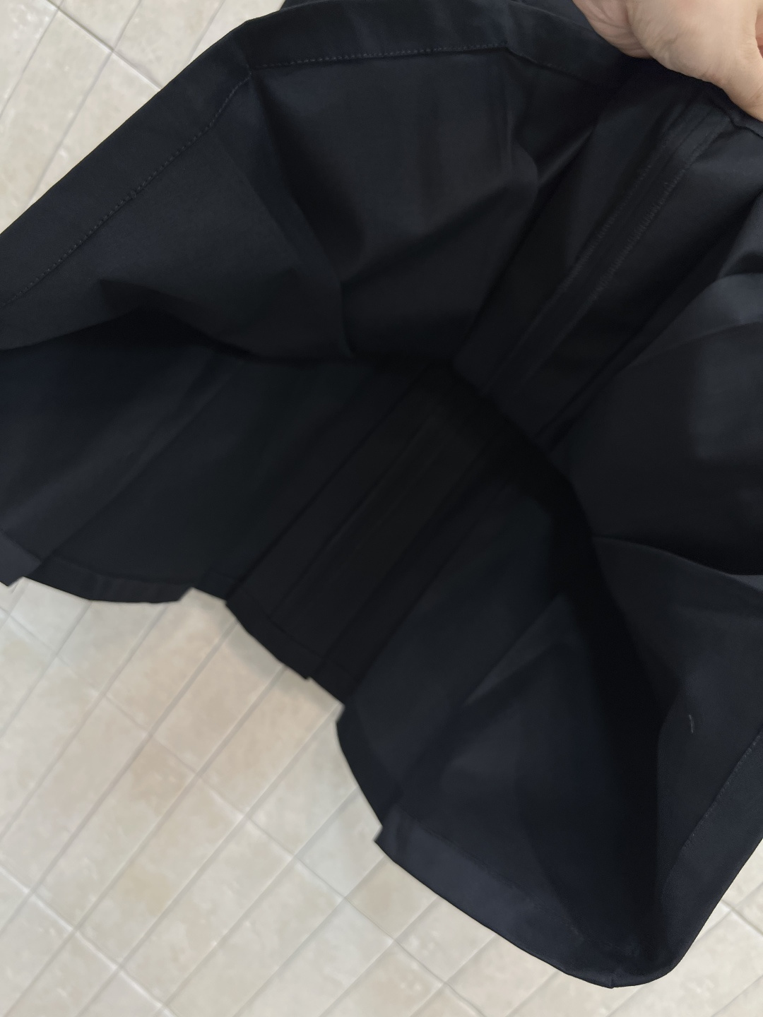 D家 25早秋新款 高腰压褶短裙 前面翻盖口袋定制logo按扣装饰 A字高腰压褶短裙 优雅与帅气兼顾 经