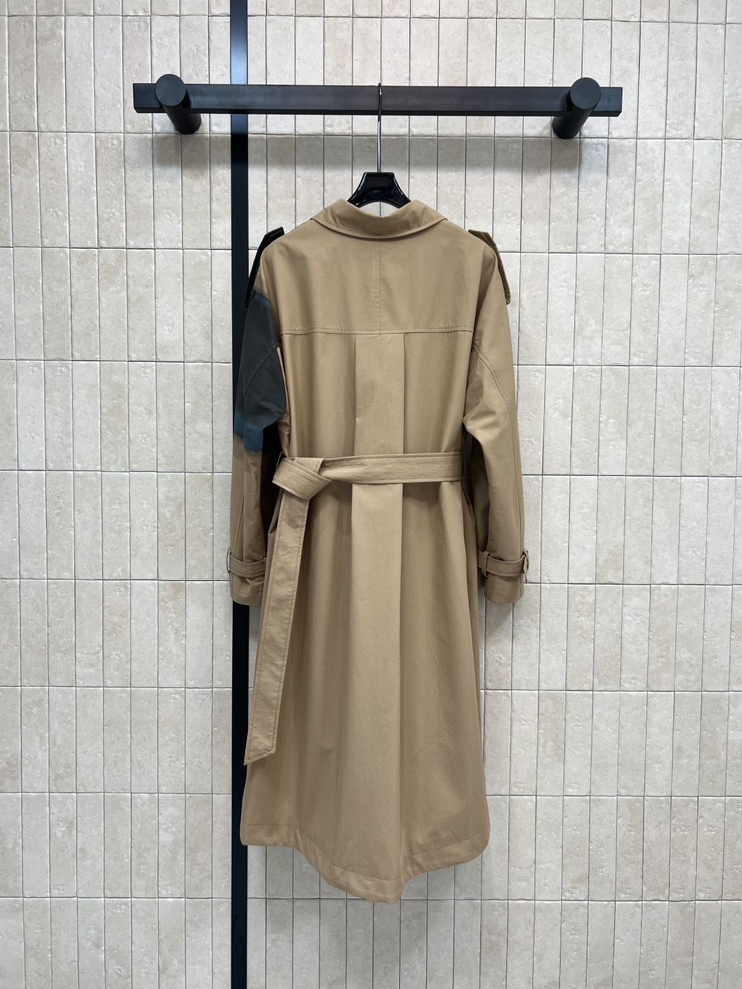 D家 25早秋新款 中国风印花中长款风衣外套 斜边排扣收腰卡其色风衣外套 上身超飒巨显气场  穿上可甜可